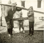 Stefan, i mitten, bygger hus p&aring; Esk&ouml;n 1969 till-sammans med pappa Henry och bror Thomas.