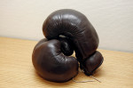 Som sponsor av Boxing Night p&aring; CH f&ouml;r n&aring;gra &aring;r sedan &ouml;nskade sig Stefan ett par handskar som Anders Eklund anv&auml;nt. Det blev ett par sparringhandskar som Stefan brukar plocka fram vid h&aring;rda f&ouml;rhandlingar. &rdquo;Det bryter isen&rdquo;.